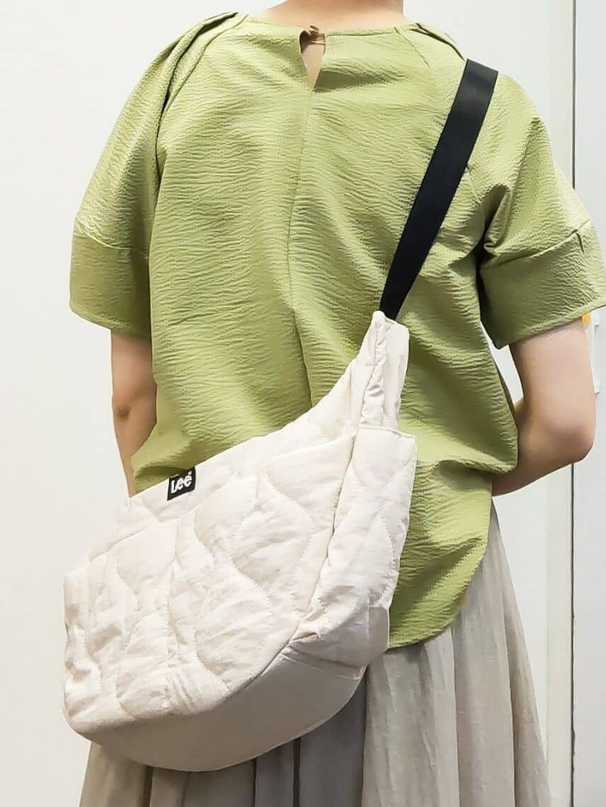 グリーン系のTシャツ/カットソー、ホワイト系のタンクトップ、ベージュ系のスカートを着用したレディースの夏コーディネートの6枚目の写真