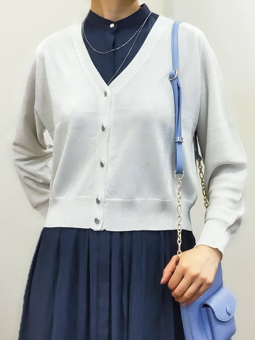 ホワイト系のカーディガン/ボレロ、ブルー系のワンピース、ブルー系のショルダーバッグを着用したレディースの春コーディネートの6枚目の写真