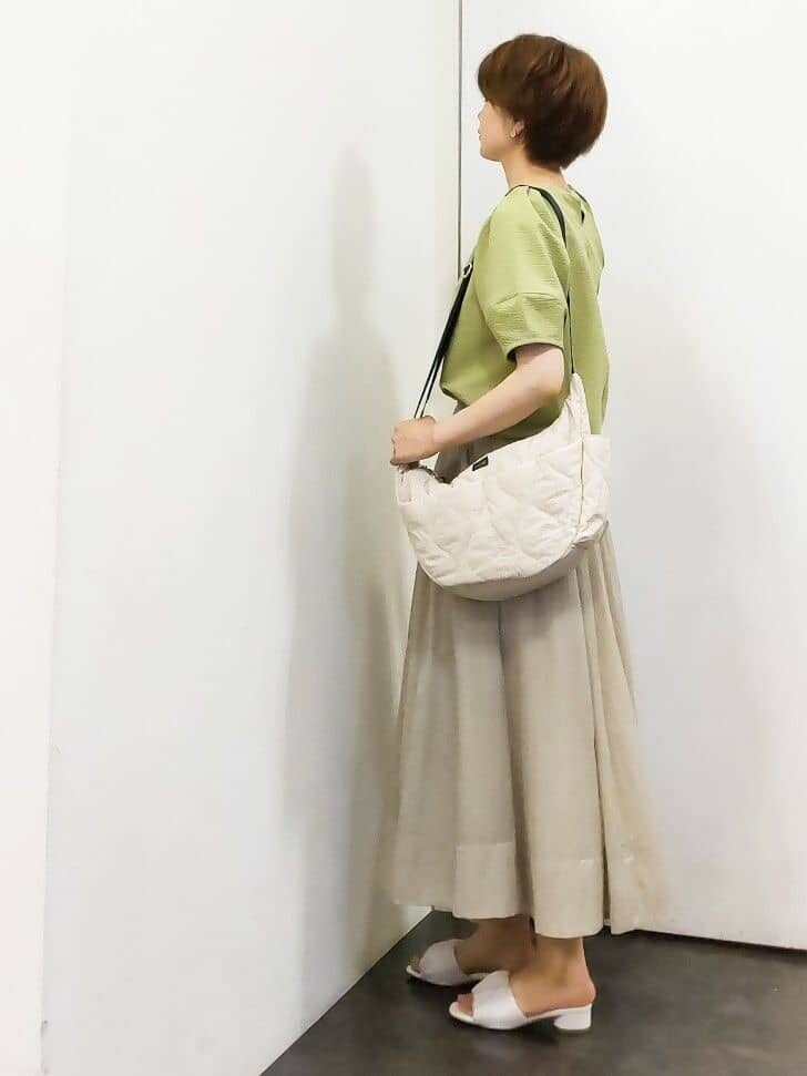 グリーン系のTシャツ/カットソー、ホワイト系のタンクトップ、ベージュ系のスカートを着用したレディースの夏コーディネートの2枚目の写真