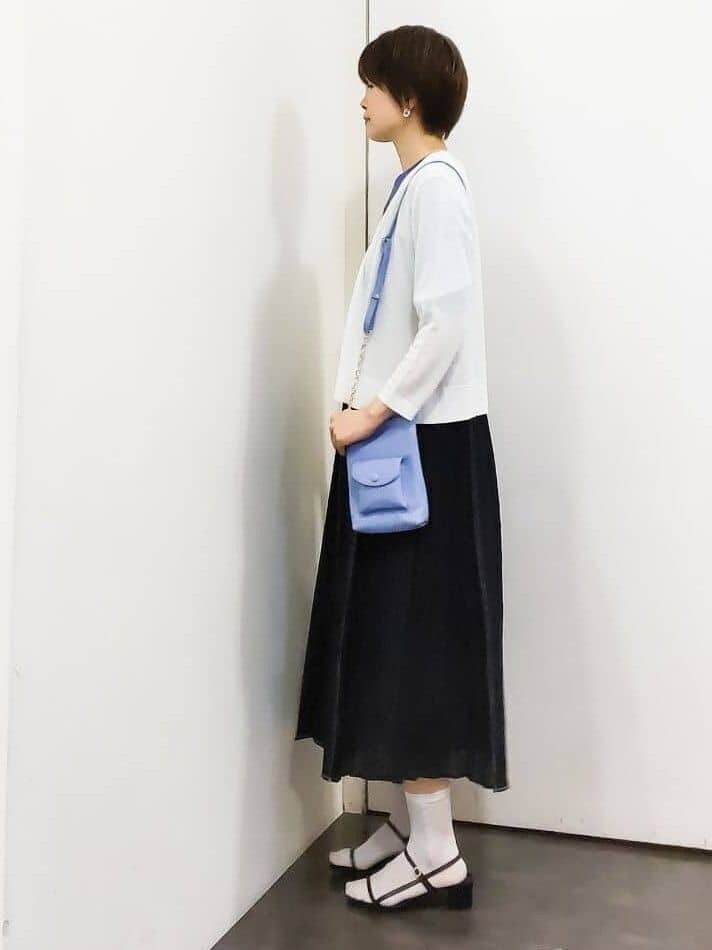 ホワイト系のカーディガン/ボレロ、ブルー系のワンピース、ブルー系のニット/セーターを着用したレディースの春コーディネートの2枚目の写真