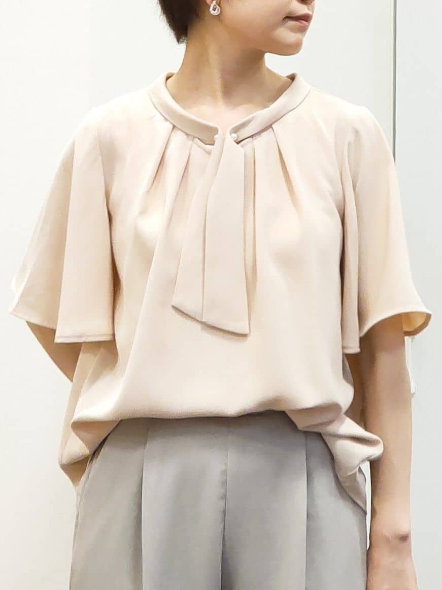 ピンク系のシャツ/ブラウス、ベージュ系のその他パンツ、イエロー系のトートバッグを着用したレディースの春コーディネートの3枚目の写真
