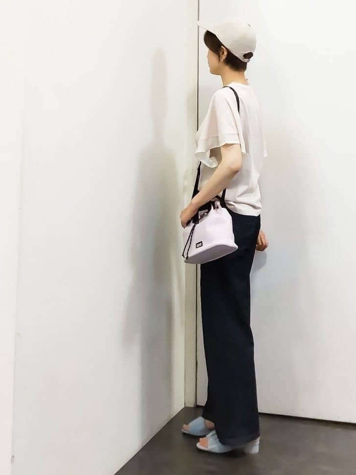 ピンク系のTシャツ/カットソー、ブラック系のタンクトップ、ブルー系のデニムパンツを着用したレディースの夏コーディネートの2枚目の写真
