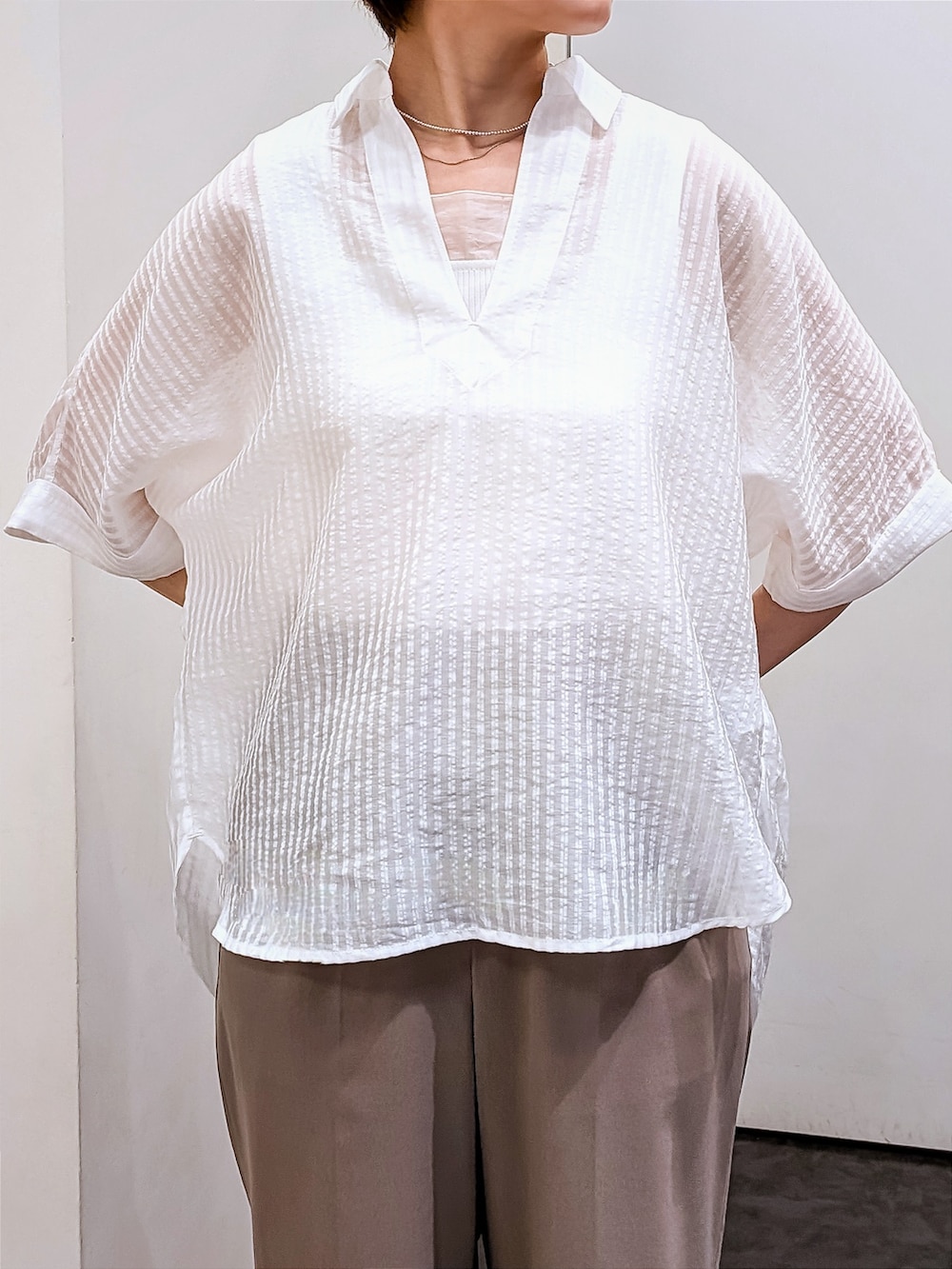 ホワイト系のシャツ/ブラウス、ホワイト系のタンクトップ、ブラウン系のその他パンツを着用したレディースの夏コーディネートの5枚目の写真