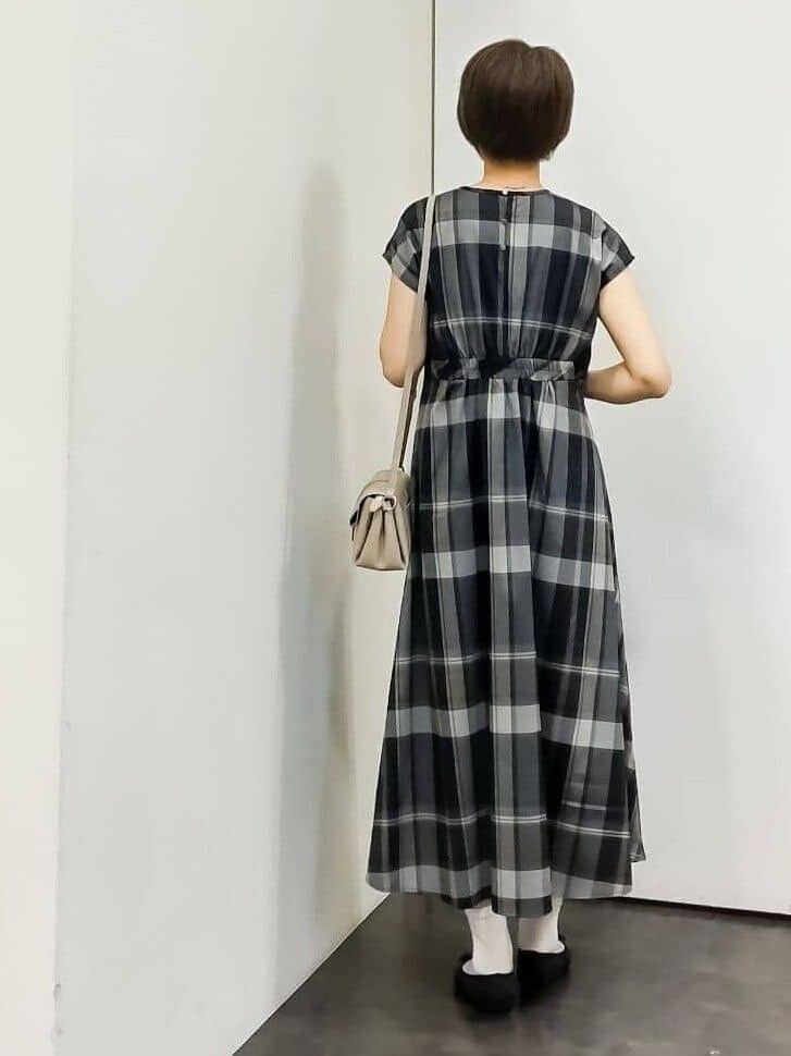 ベージュ系のショルダーバッグ、ブラック系のその他シューズ、ゴールド系のイヤリングを着用したレディースの夏コーディネートの3枚目の写真