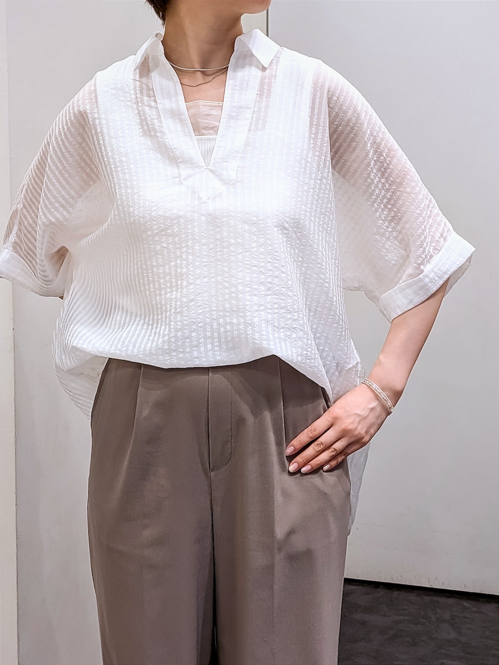 ホワイト系のシャツ/ブラウス、ホワイト系のタンクトップ、ブラウン系のその他パンツを着用したレディースの夏コーディネートの4枚目の写真