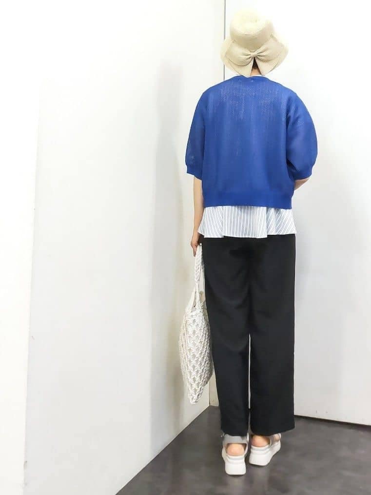 ブルー系のカーディガン/ボレロ、ホワイト系のシャツ/ブラウス、ホワイト系のタンクトップを着用したレディースの春コーディネートの3枚目の写真