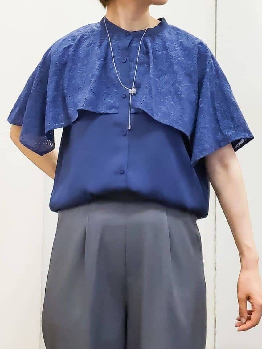 グレー系のトートバッグ、ゴールド系のイヤリングを着用したレディースの秋コーディネートの4枚目の写真