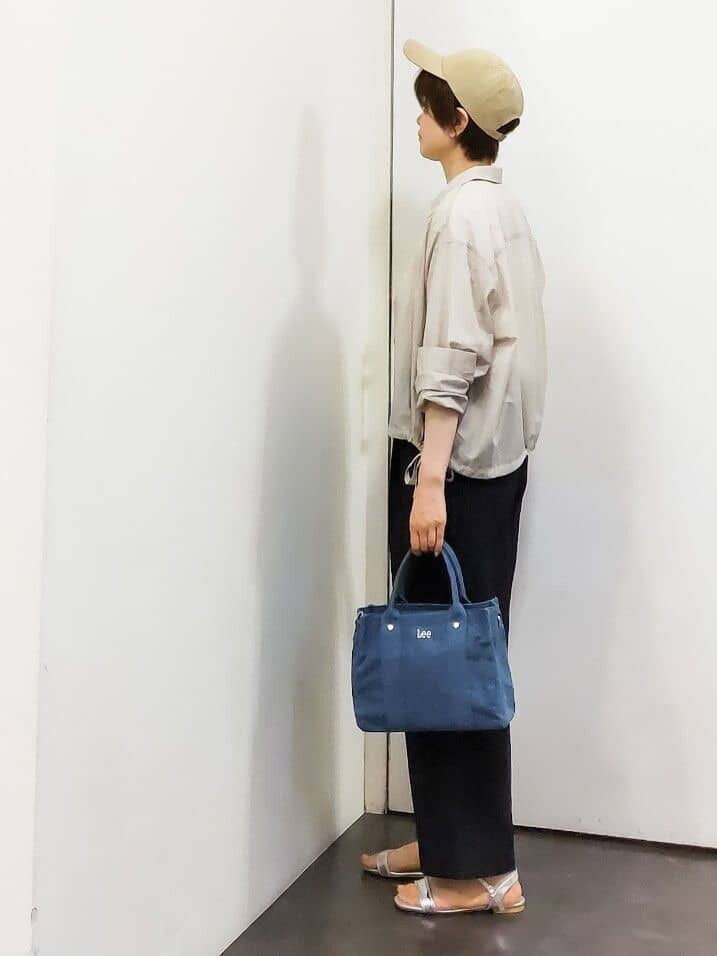 ホワイト系のTシャツ/カットソー、ブルー系のその他パンツ、ブルー系のトートバッグを着用したレディースの夏コーディネートの2枚目の写真