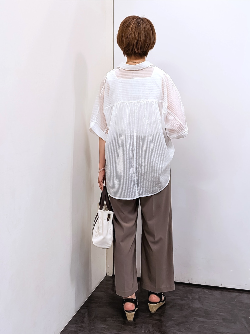 ホワイト系のシャツ/ブラウス、ホワイト系のタンクトップ、ブラウン系のその他パンツを着用したレディースの夏コーディネートの3枚目の写真