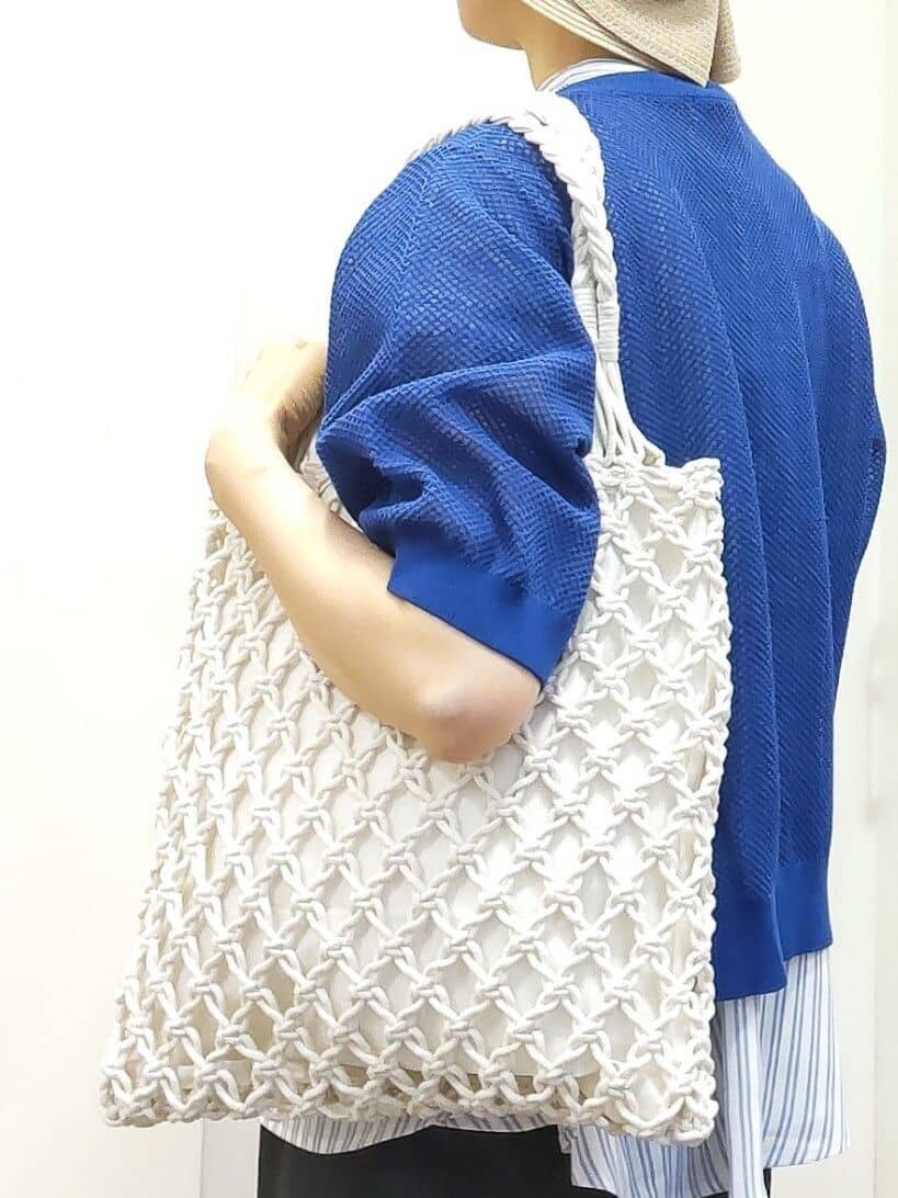 ブルー系のカーディガン/ボレロ、ホワイト系のシャツ/ブラウス、ホワイト系のタンクトップを着用したレディースの春コーディネートの4枚目の写真