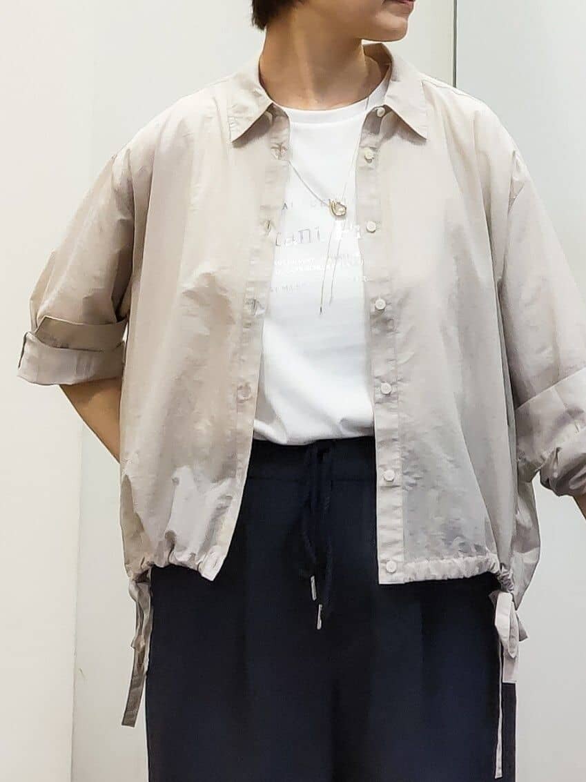 ホワイト系のTシャツ/カットソー、ブルー系のその他パンツ、ブルー系のトートバッグを着用したレディースの夏コーディネートの4枚目の写真