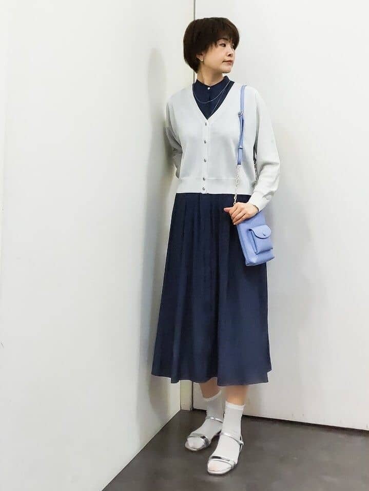 ホワイト系のカーディガン/ボレロ、ブルー系のワンピース、ブルー系のショルダーバッグを着用したレディースの春コーディネートの5枚目の写真