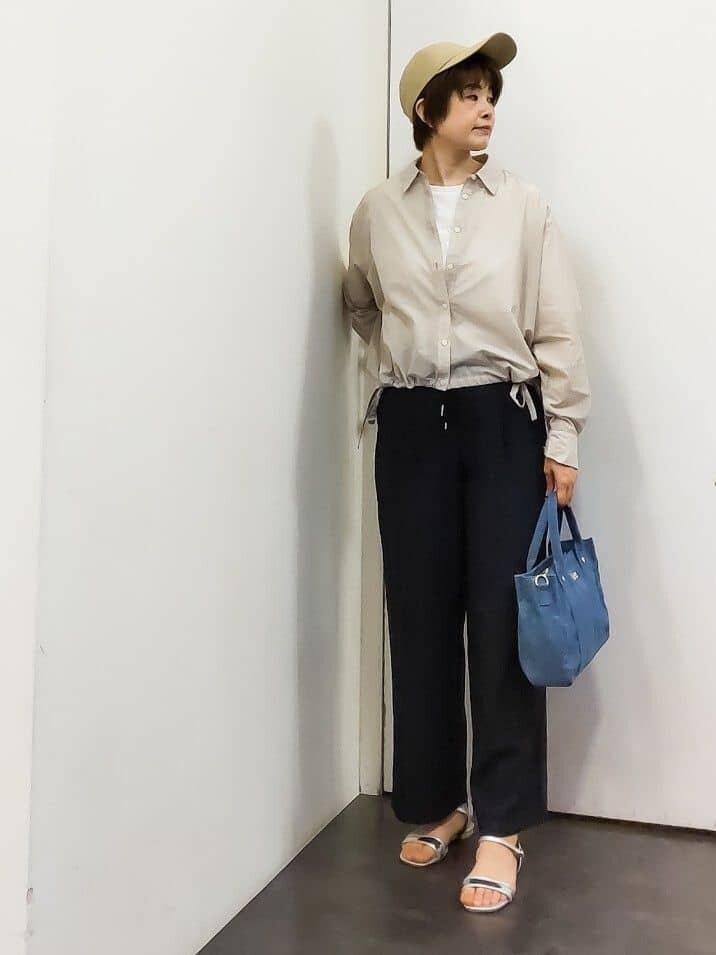 ホワイト系のTシャツ/カットソー、ブルー系のその他パンツ、ブルー系のトートバッグを着用したレディースの夏コーディネートの5枚目の写真