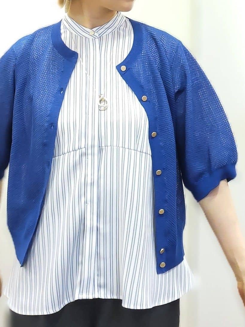 ブルー系のカーディガン/ボレロ、ホワイト系のシャツ/ブラウス、ホワイト系のタンクトップを着用したレディースの春コーディネートの5枚目の写真