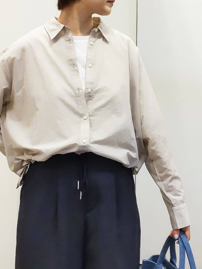 ホワイト系のTシャツ/カットソー、ブルー系のその他パンツ、ブルー系のトートバッグを着用したレディースの夏コーディネートの6枚目の写真