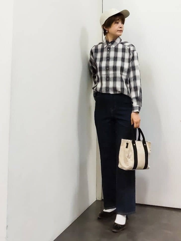 イエロー系のカーディガン/ボレロ、ホワイト系のシャツ/ブラウス、ブラック系のタンクトップを着用したレディースの秋コーディネートの5枚目の写真