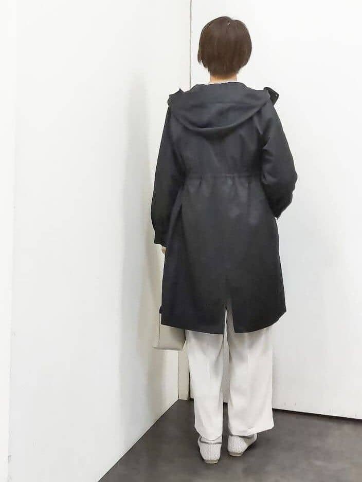 ブラック系のモッズコート、ベージュ系のサロペット/オーバーオール、パープル系のニット/セーターを着用したレディースの冬コーディネートの3枚目の写真