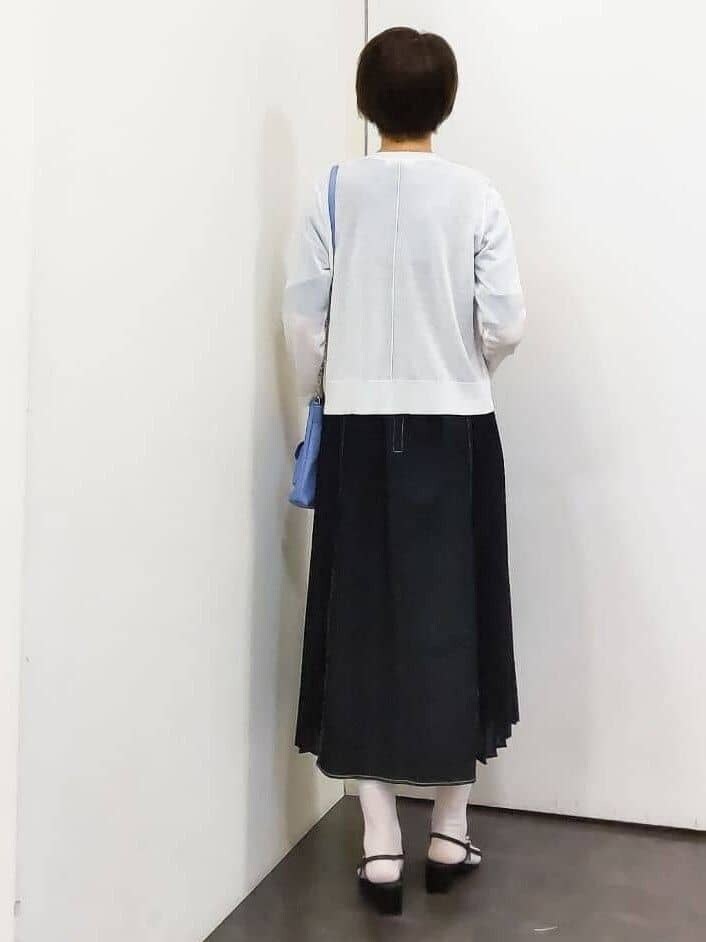 ホワイト系のカーディガン/ボレロ、ブルー系のワンピース、ブルー系のニット/セーターを着用したレディースの春コーディネートの3枚目の写真