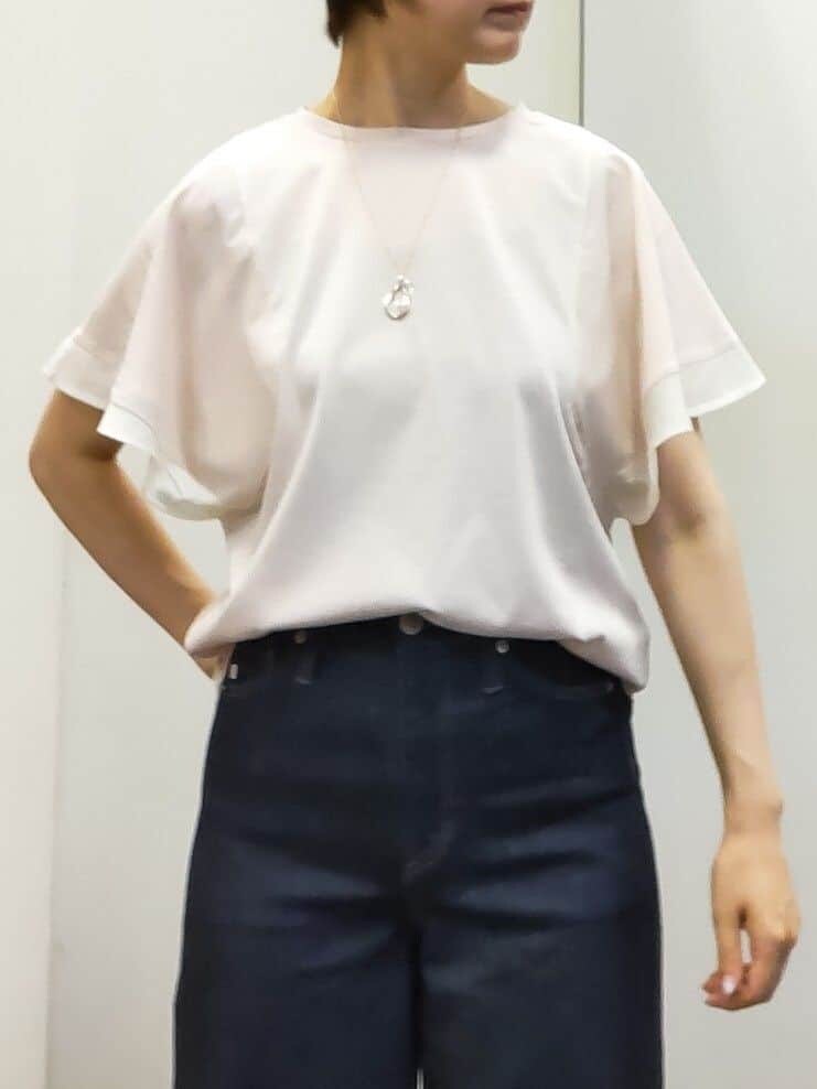 ピンク系のTシャツ/カットソー、ブラック系のタンクトップ、ブルー系のデニムパンツを着用したレディースの夏コーディネートの4枚目の写真