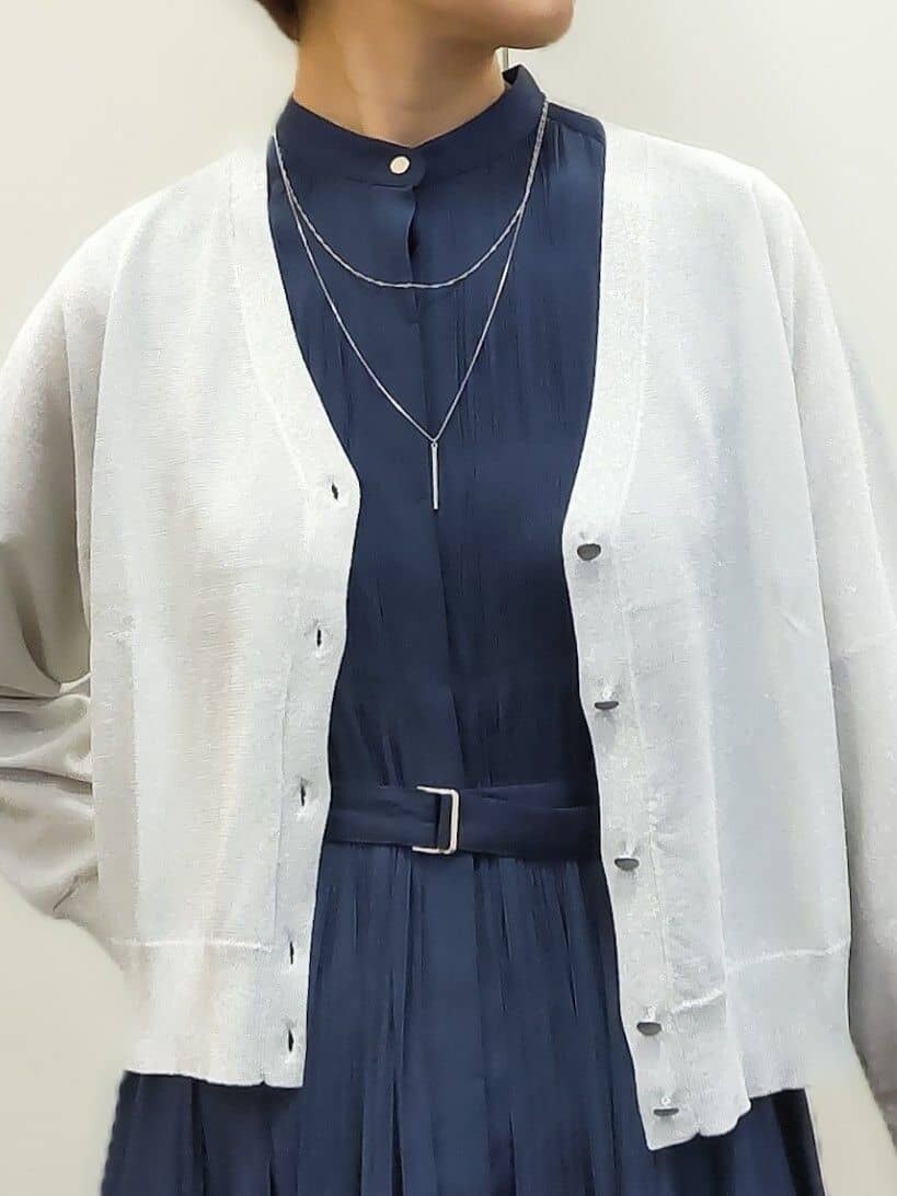 ホワイト系のカーディガン/ボレロ、ブルー系のワンピース、ブルー系のショルダーバッグを着用したレディースの春コーディネートの4枚目の写真