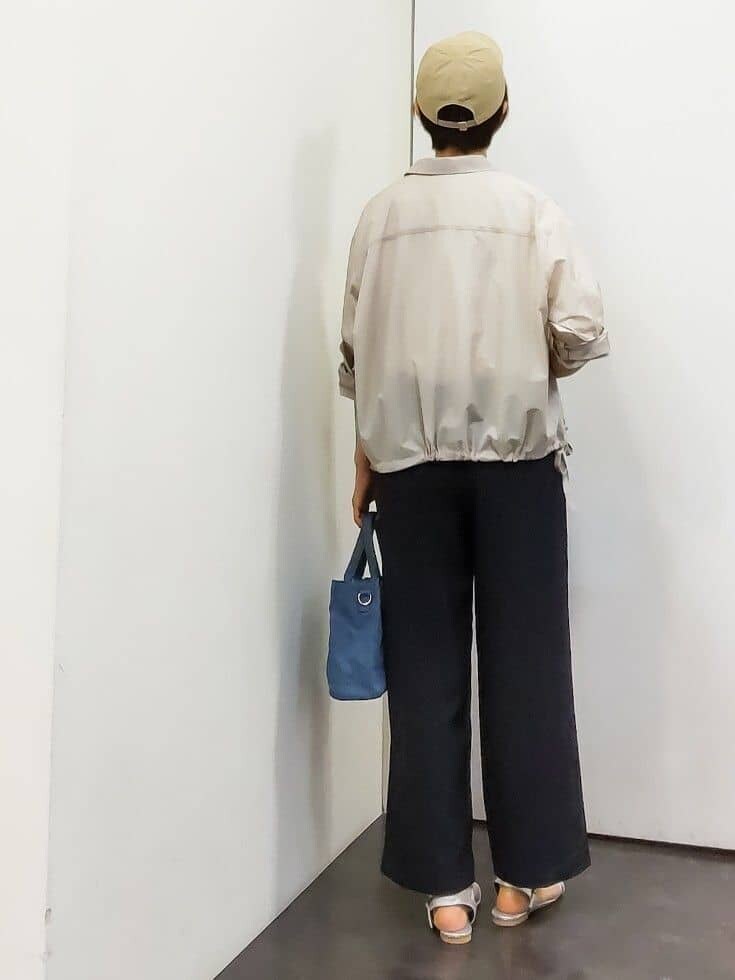 ホワイト系のTシャツ/カットソー、ブルー系のその他パンツ、ブルー系のトートバッグを着用したレディースの夏コーディネートの3枚目の写真