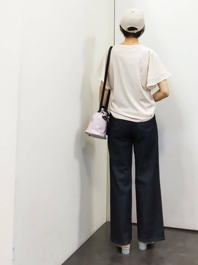 ピンク系のTシャツ/カットソー、ブラック系のタンクトップ、ブルー系のデニムパンツを着用したレディースの夏コーディネートの3枚目の写真