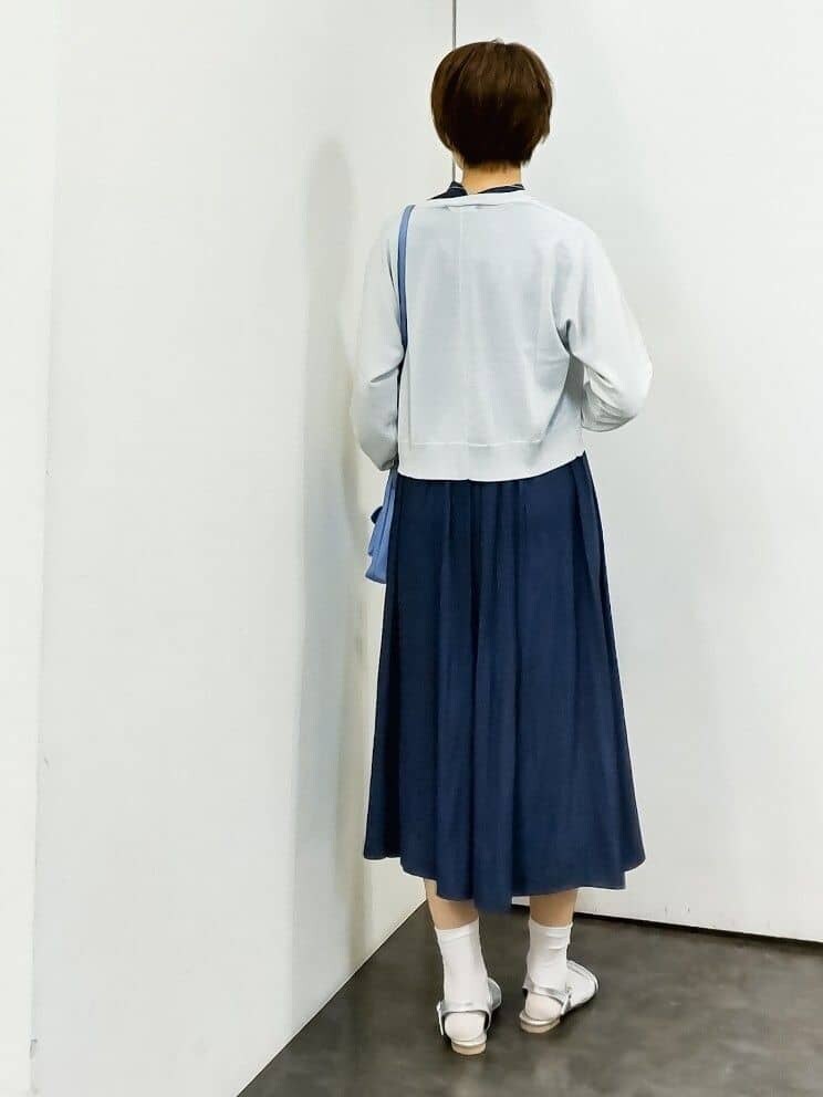 ホワイト系のカーディガン/ボレロ、ブルー系のワンピース、ブルー系のショルダーバッグを着用したレディースの春コーディネートの3枚目の写真