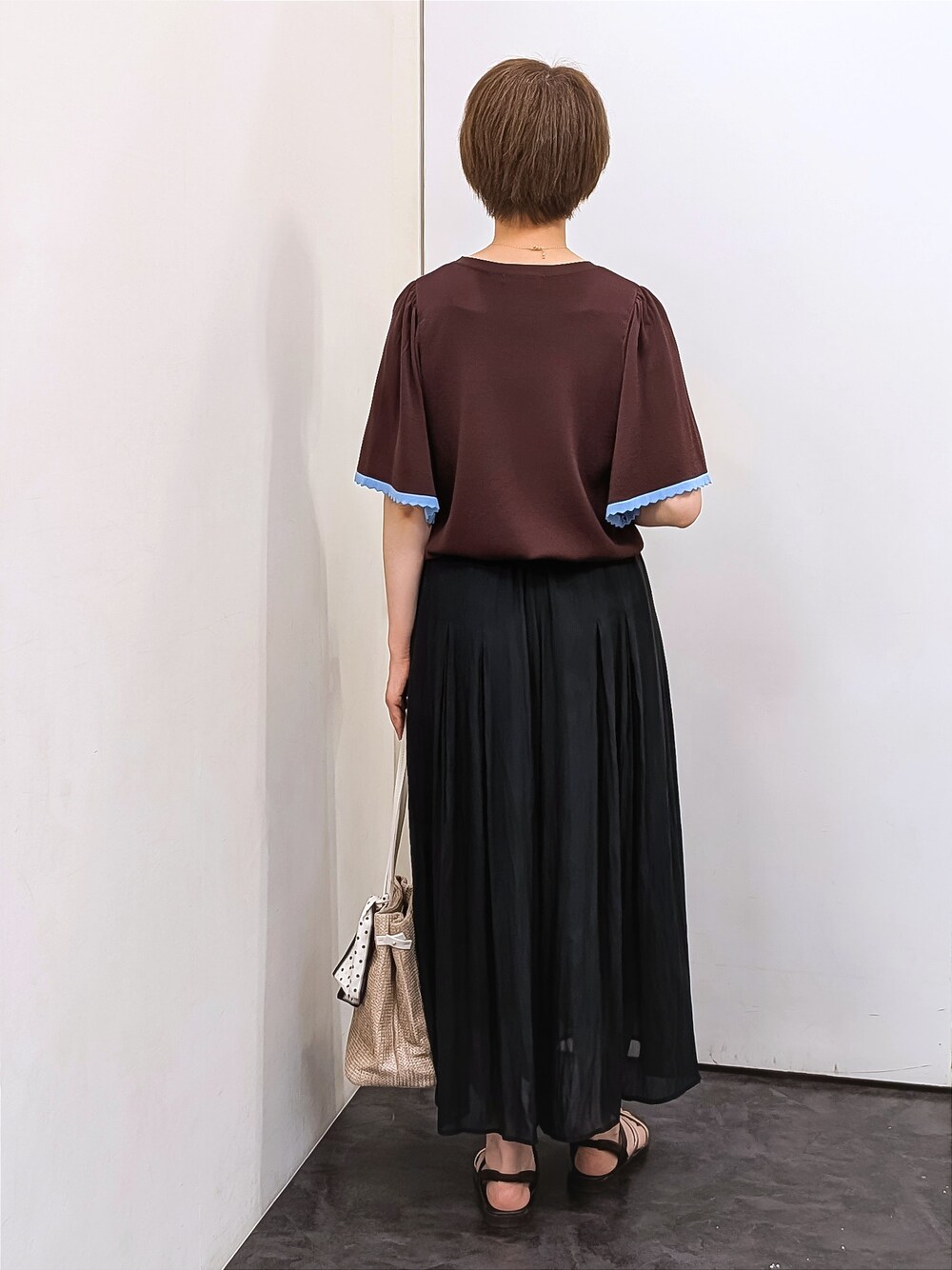ブラウン系のニット/セーター、ホワイト系のタンクトップ、ブラック系のその他パンツを着用したレディースの夏コーディネートの3枚目の写真