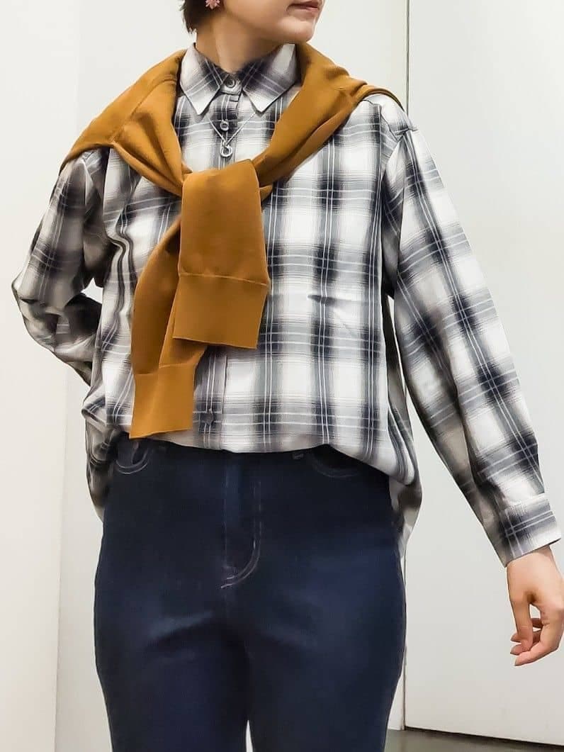 イエロー系のカーディガン/ボレロ、ホワイト系のシャツ/ブラウス、ブラック系のタンクトップを着用したレディースの秋コーディネートの4枚目の写真