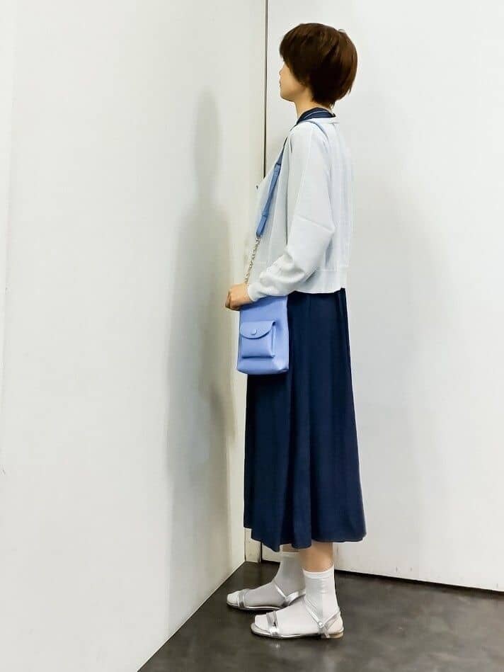ホワイト系のカーディガン/ボレロ、ブルー系のワンピース、ブルー系のショルダーバッグを着用したレディースの春コーディネートの2枚目の写真