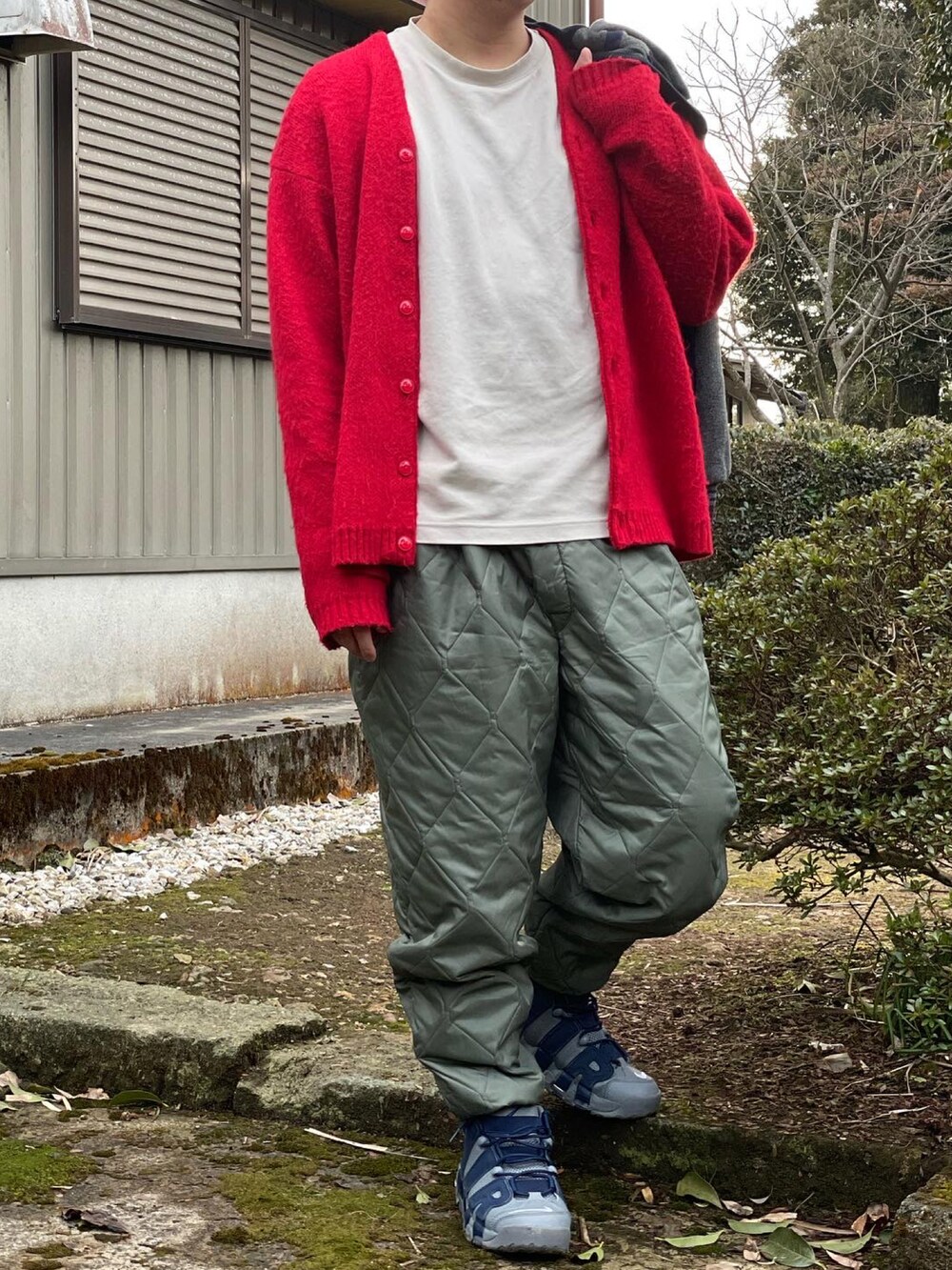 「カジュアル、メンズコーデ、ワイドパンツ、休日コーデ、スタジャン、カーディガン、スニーカー、モアテン、古着、古着MIX」｜「POLO JEANSのアイテム（スタジャン、ブルー系）」を使った、関節のパニックさん（メンズ・175cm）の春コーディネートの3枚目の写真