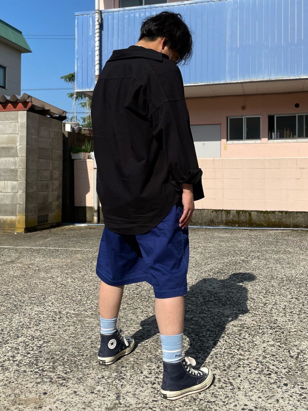 ブラック系のシャツ/ブラウス、ブルー系のパンツ、ブルー系のスニーカーを着用したメンズの夏コーディネートの2枚目の写真