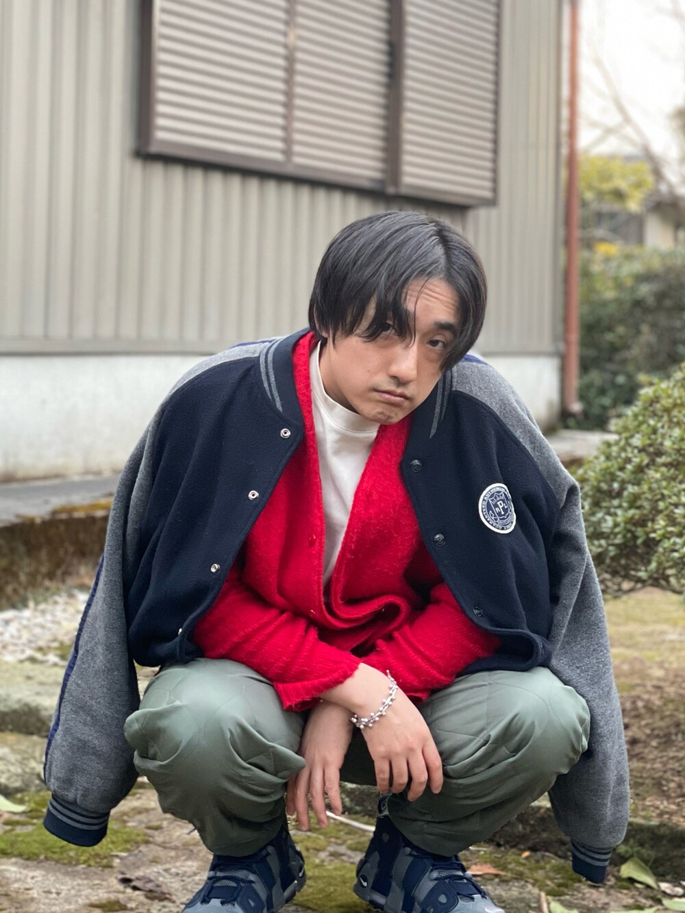 「カジュアル、メンズコーデ、ワイドパンツ、休日コーデ、スタジャン、カーディガン、スニーカー、モアテン、古着、古着MIX」｜「POLO JEANSのアイテム（スタジャン、ブルー系）」を使った、関節のパニックさん（メンズ・175cm）の春コーディネートの4枚目の写真
