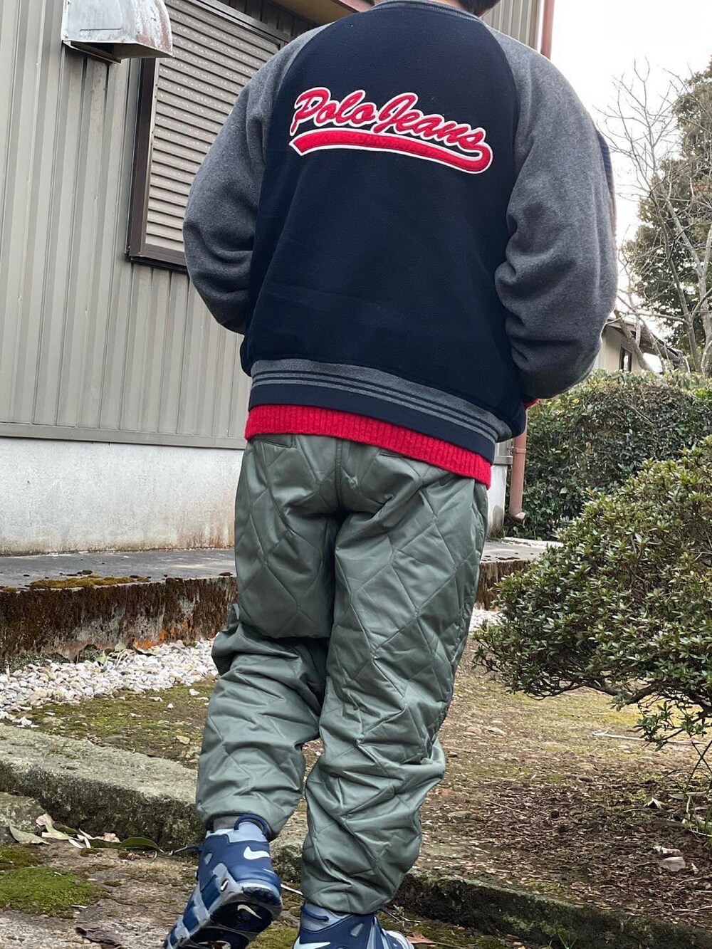 「カジュアル、メンズコーデ、ワイドパンツ、休日コーデ、スタジャン、カーディガン、スニーカー、モアテン、古着、古着MIX」｜「POLO JEANSのアイテム（スタジャン、ブルー系）」を使った、関節のパニックさん（メンズ・175cm）の春コーディネートの2枚目の写真
