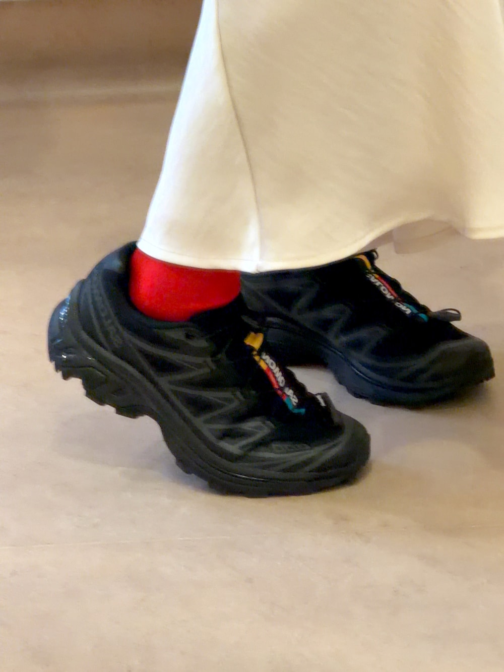 ホワイト系のスカート、ブラック系のバックパック/リュック、グリーン系のMA-1を着用したレディースの冬コーディネートの2枚目の写真