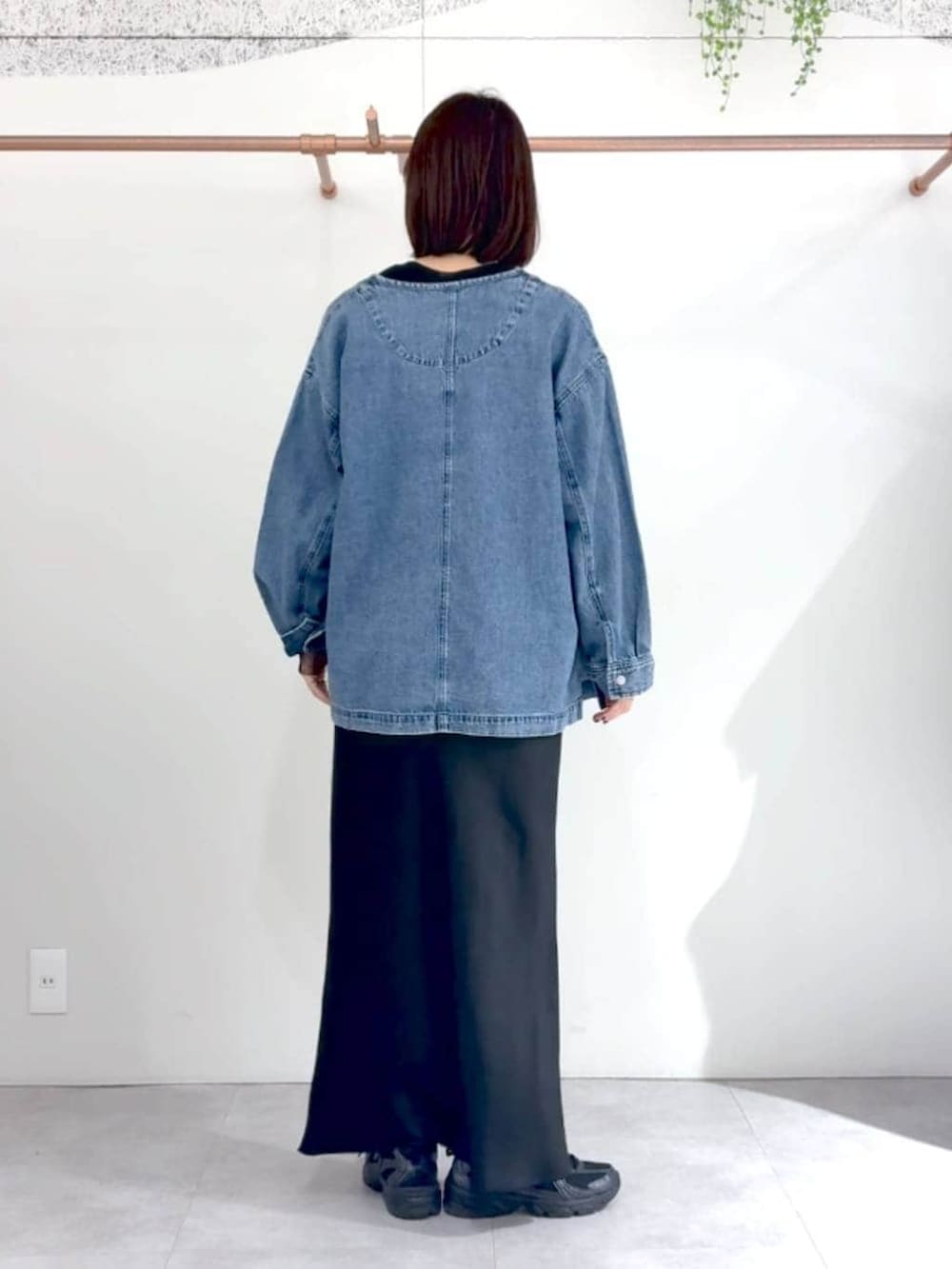 ブラック系のスカート、ブラック系のTシャツ/カットソー、ブルー系のシャツ/ブラウスを着用したレディースの冬コーディネートの2枚目の写真