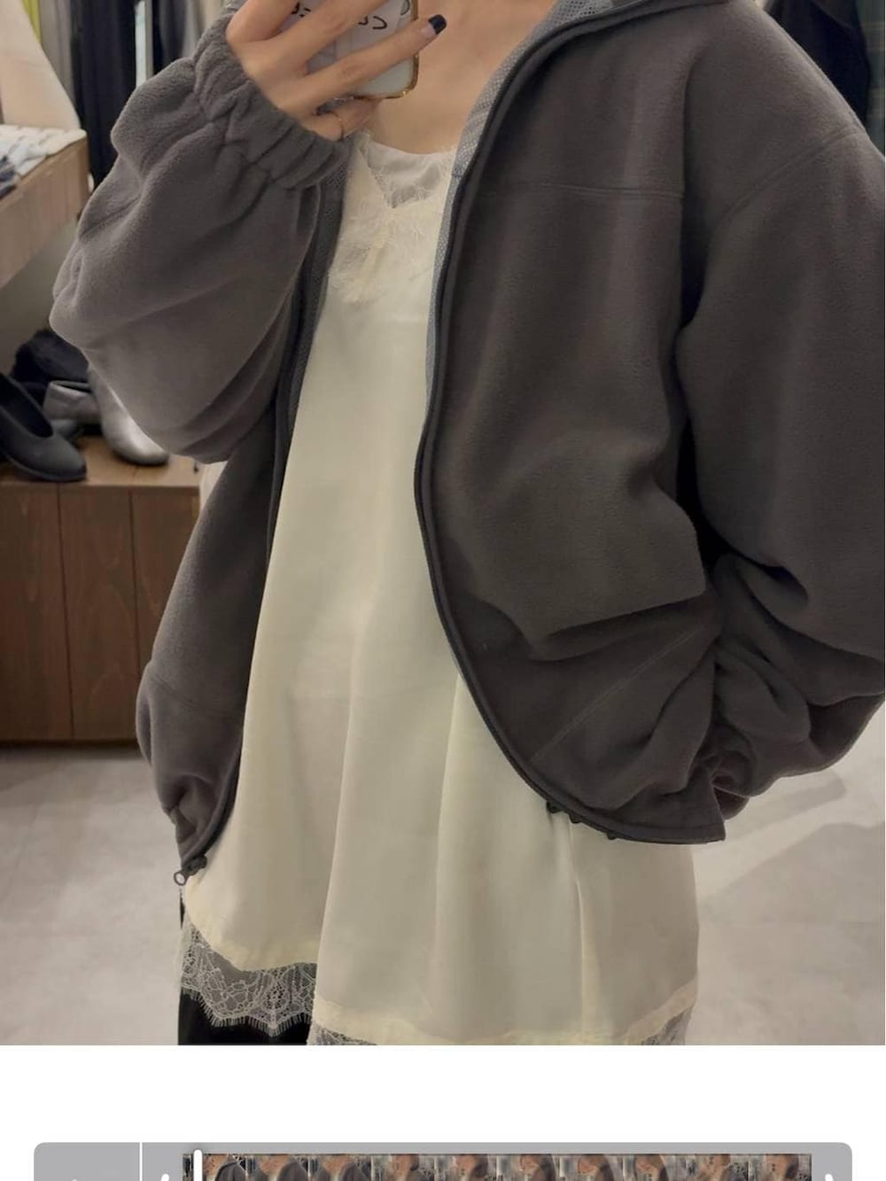 ブラック系のその他パンツ、ブラック系のパンプス、グレー系のブルゾンを着用したレディースの冬コーディネートの3枚目の写真