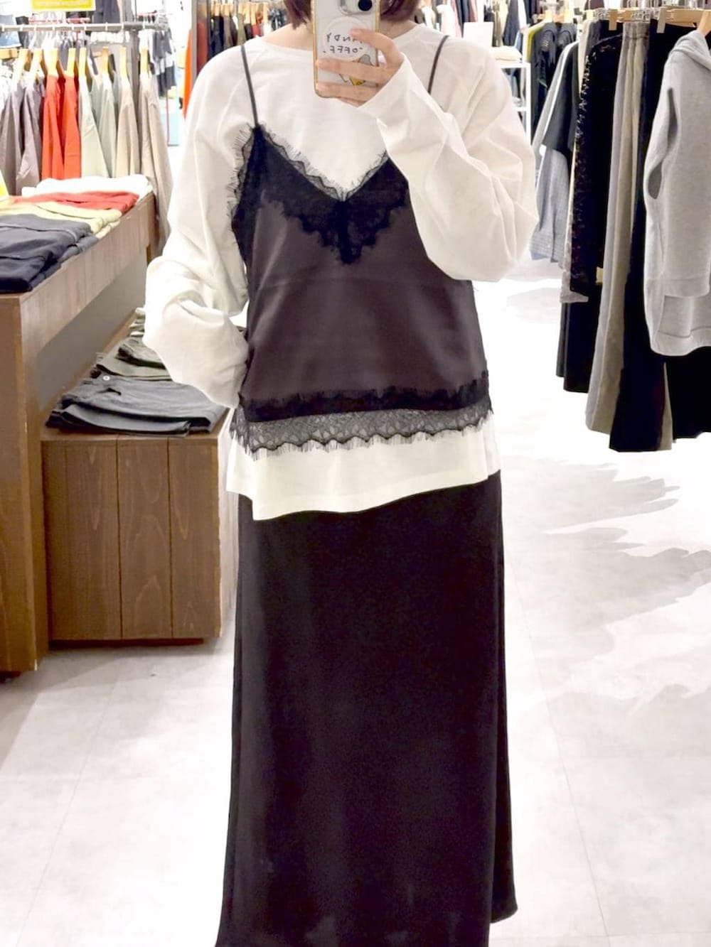 ホワイト系のTシャツ/カットソー、ブラック系のスカート、グレー系のキャミソールを着用したレディースの春コーディネートの2枚目の写真