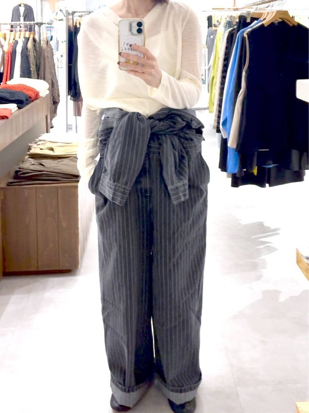 グレー系のその他パンツ、ホワイト系のTシャツ/カットソーを着用したレディースの春コーディネートの2枚目の写真