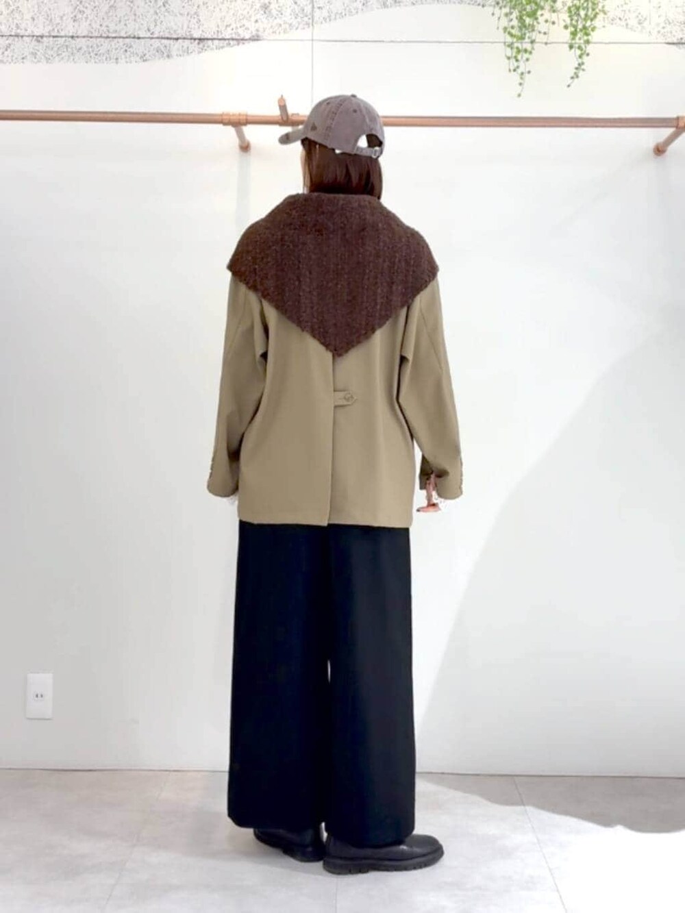 ブラック系のその他パンツ、ブラウン系のテーラードジャケット、ホワイト系のTシャツ/カットソーを着用したレディースの冬コーディネートの2枚目の写真