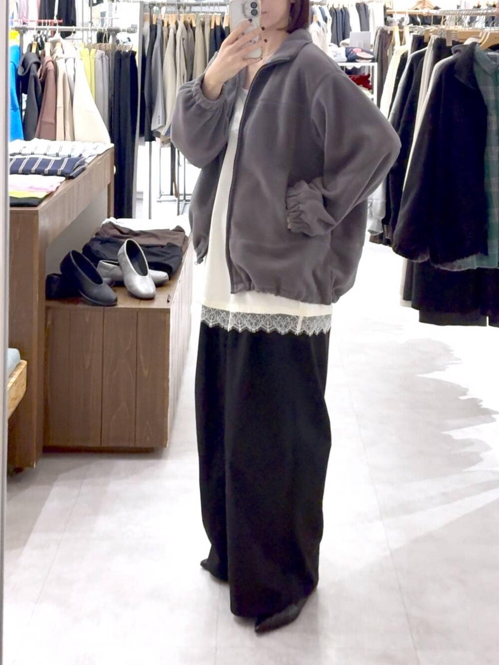 ブラック系のその他パンツ、ブラック系のパンプス、グレー系のブルゾンを着用したレディースの冬コーディネートの2枚目の写真