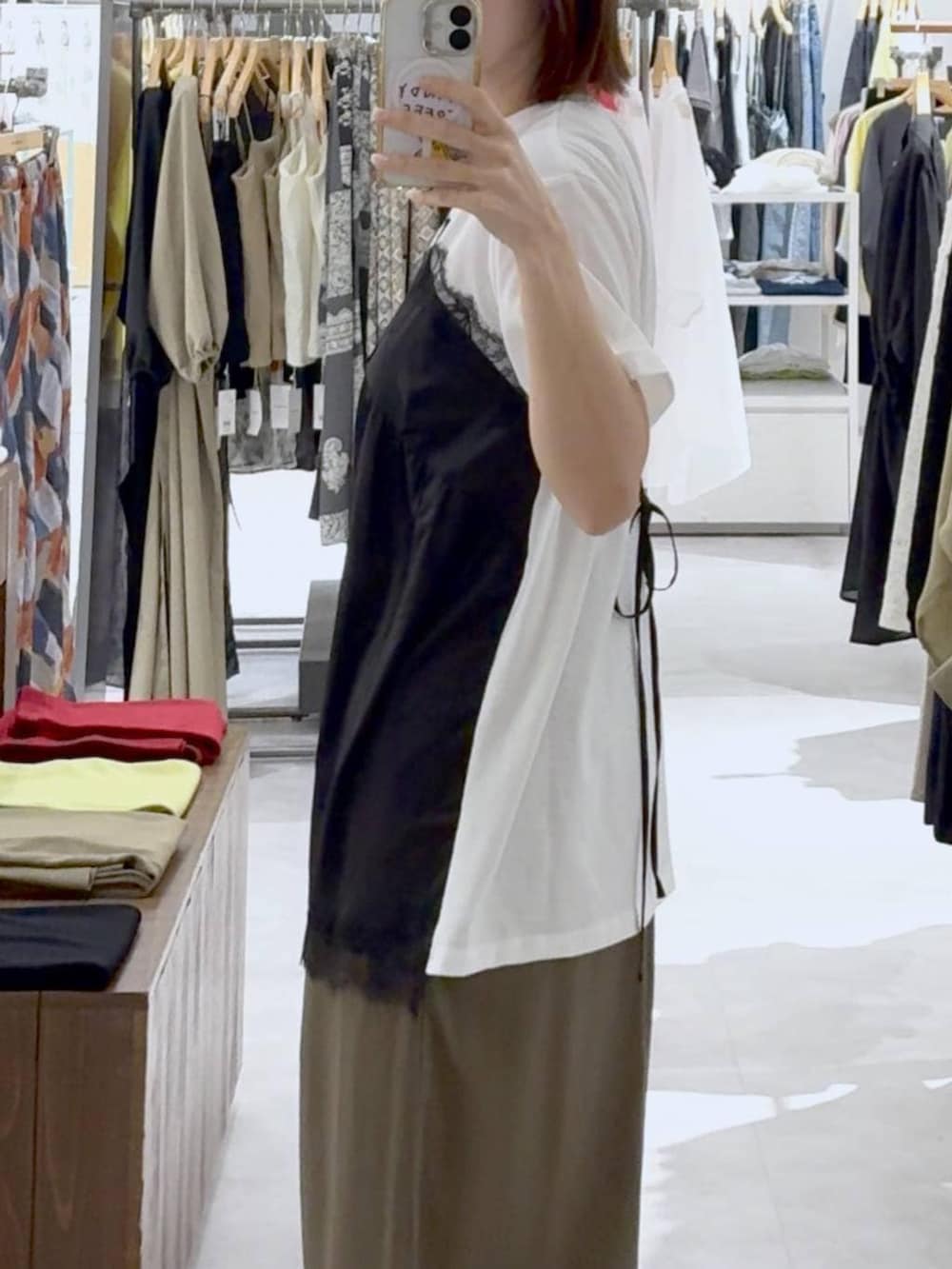 ブラウン系のその他パンツ、ブラック系のパンプス、ホワイト系のTシャツ/カットソーを着用したレディースの春コーディネートの2枚目の写真