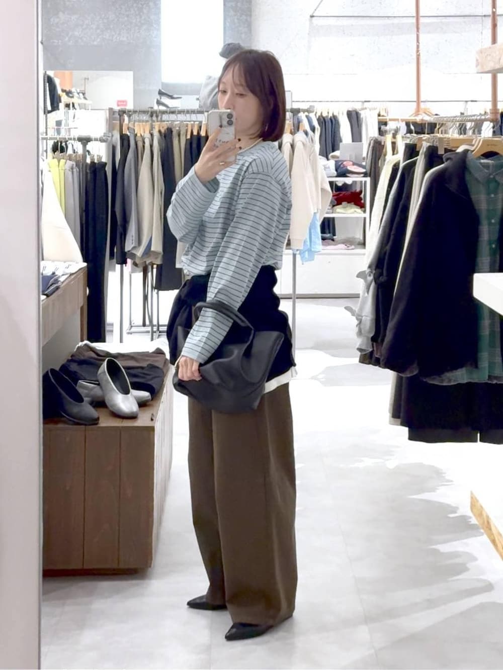 ブラック系のパンプス、グリーン系のその他パンツ、グリーン系のTシャツ/カットソーを着用したレディースの冬コーディネートの2枚目の写真