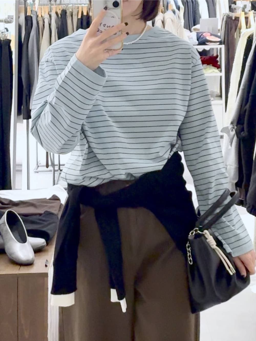 ブラック系のパンプス、グリーン系のその他パンツ、グリーン系のTシャツ/カットソーを着用したレディースの冬コーディネートの3枚目の写真