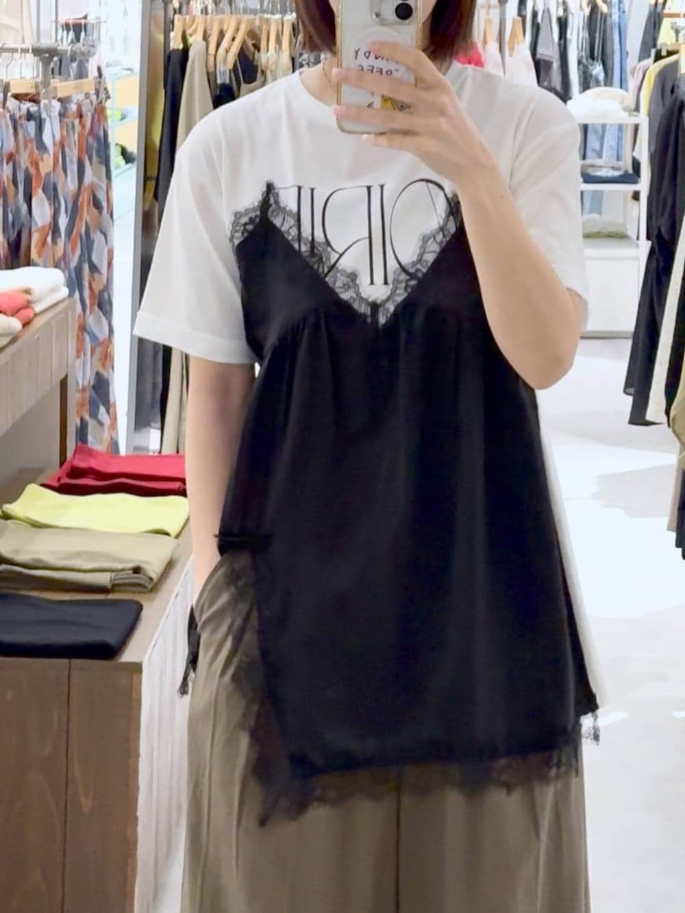 ブラウン系のその他パンツ、ブラック系のパンプス、ホワイト系のTシャツ/カットソーを着用したレディースの春コーディネートの3枚目の写真