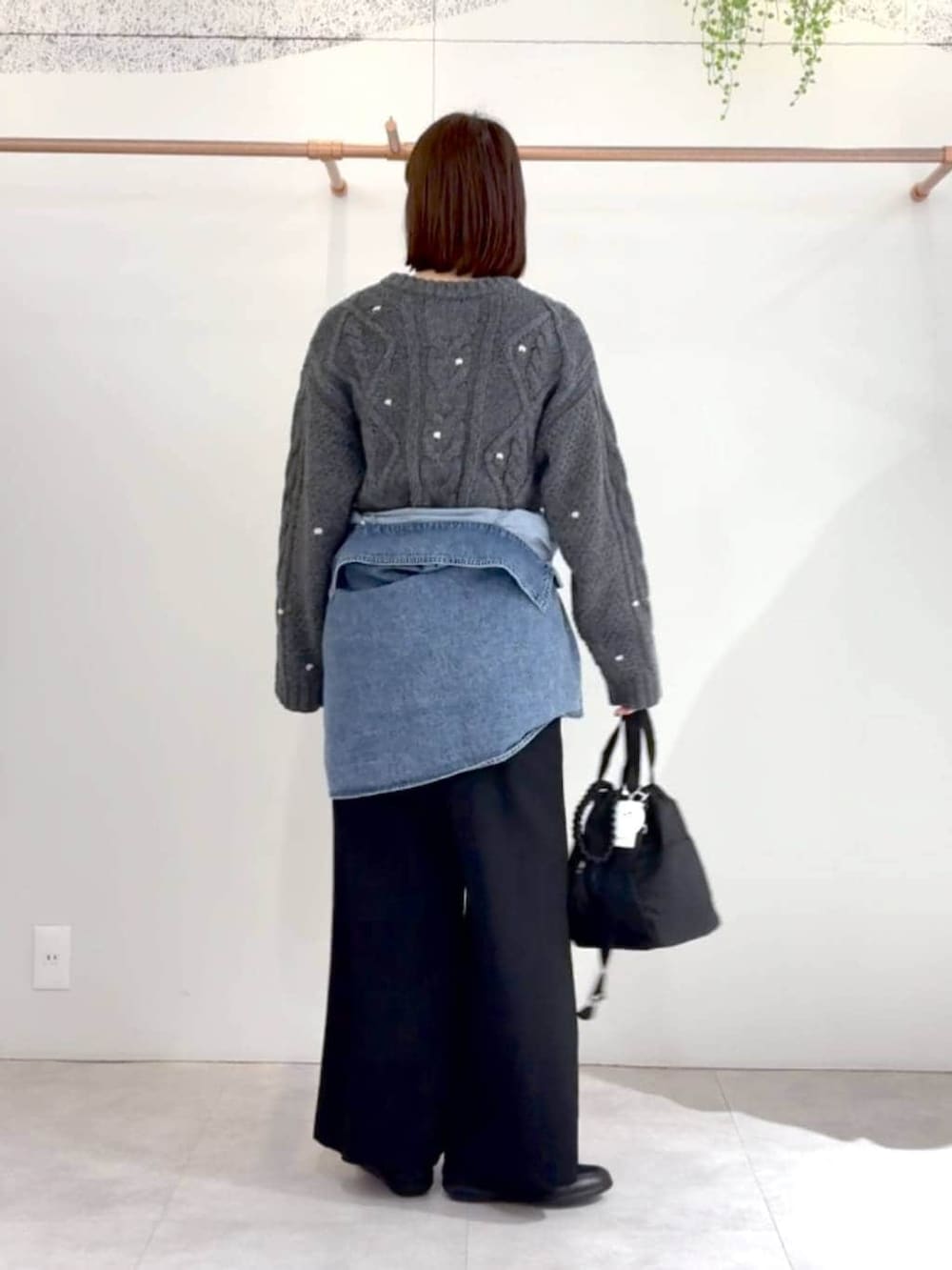 ブルー系のシャツ/ブラウス、ブラック系のショルダーバッグ、ブラック系のパンプスを着用したレディースの冬コーディネートの2枚目の写真