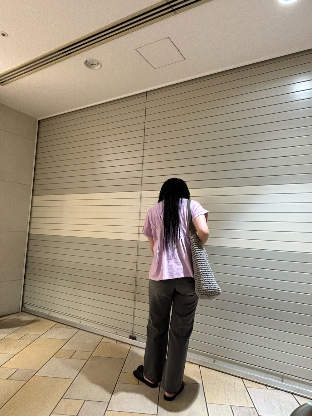 「夏コーデ、デニム、デニムコーデ、くすみカラー、くすみピンク、グレーデニム、ウエストタック、韓国ファッション、SENSEOFPLACE」｜「SENSE OF PLACE by URBAN RESEARCHのハイウエストストレートデニム（デニムパンツ、グレー系）」を使った、あんりさん（レディース・155cm）の夏コーディネートの2枚目の写真