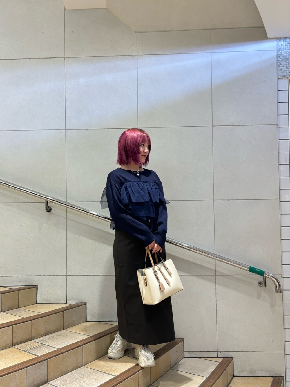 「チュールトップス、タイトスカート、ハイウエストスカート、秋服コーデ、おでかけコーデ、休日スタイル、大人ガーリー、オトナカワイイ、スカート、ニットコーデ、きれいめカジュアル、ダブルジップ、senseofplace、センスオブプレイス」｜「SENSE OF PLACE by URBAN RESEARCHの『一部WEB限定カラー』『TALLサイズ/WEB限定』ストレッチサスツキハイウエストスカート（スカート、グレー系）」を使った、あんりさん（レディース・155cm）の秋コーディネートの2枚目の写真