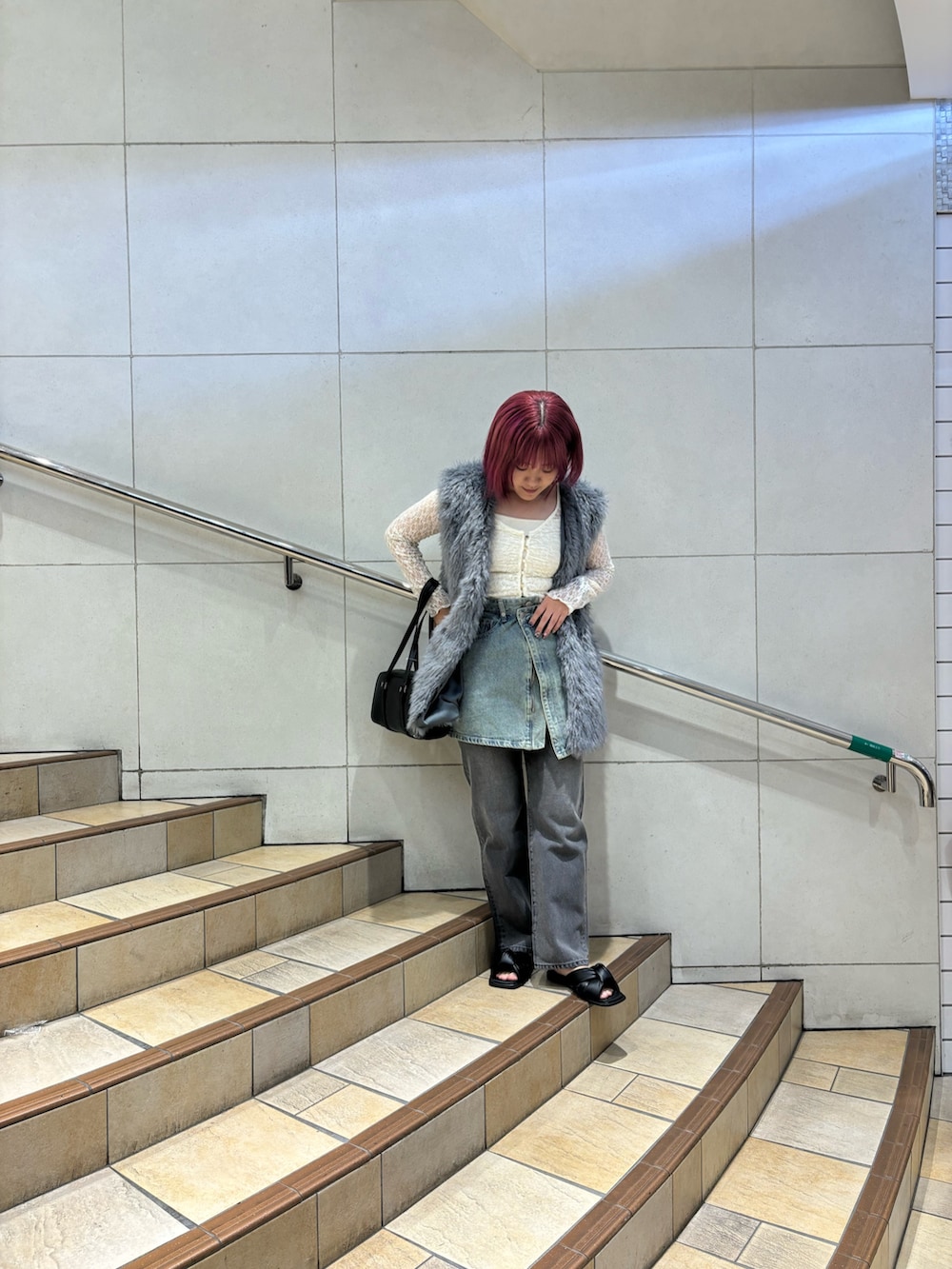 「秋服準備はじめました、レイヤードスタイル、レイヤードスカート、デニム、デニムパンツ、デニムスカート、ファーベスト、レーストップス、HEYUMM、SENSEOFPLACE、センスオブプレイス」|「SENSE OF PLACE by URBAN RESEARCHのハイウエストストレートデニム(デニムパンツ、グレー系)」を使った、あんりさん(レディース・155cm)の秋コーディネートの3枚目の写真