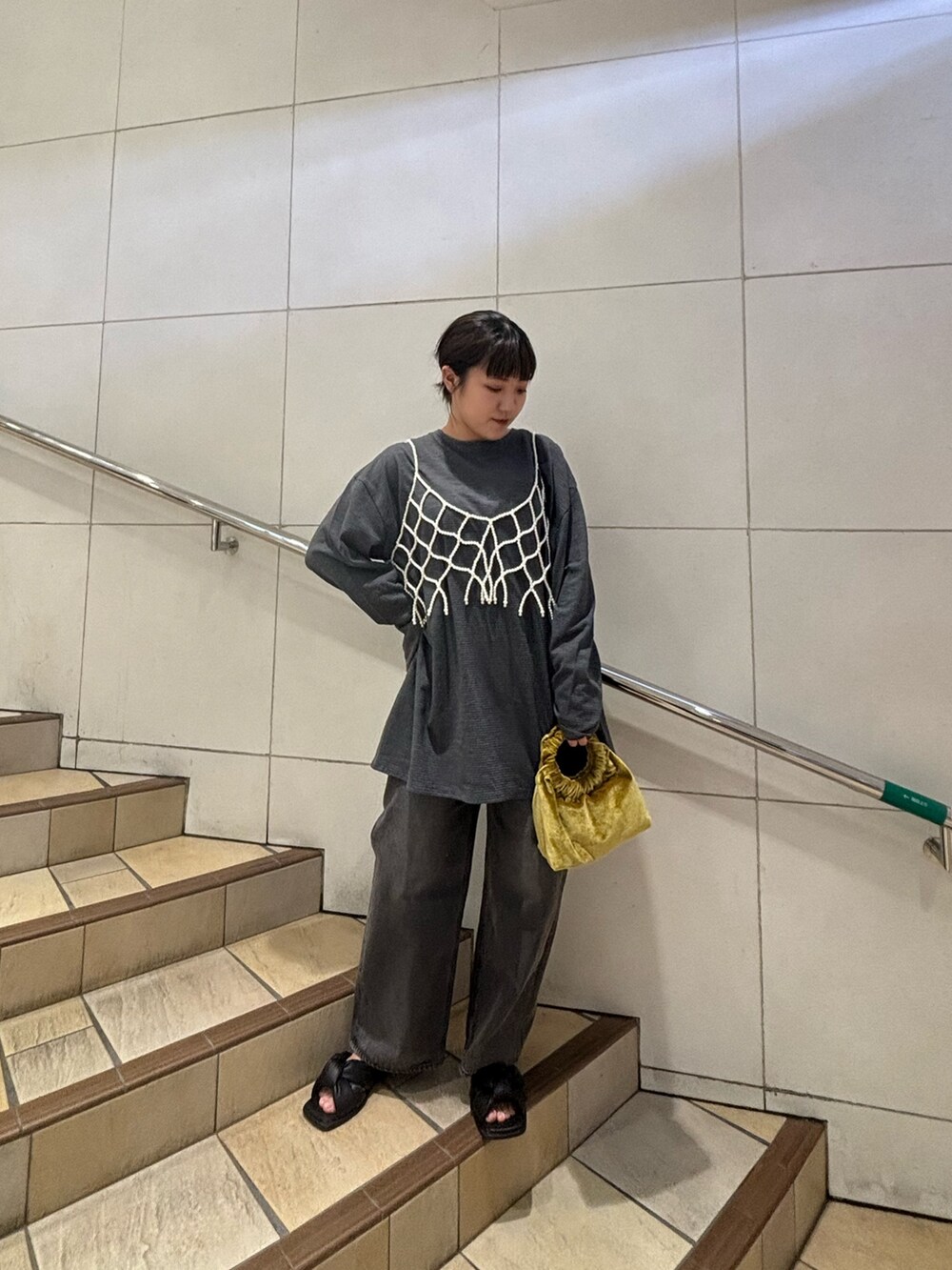 「お出かけコーデ、秋コーデ、秋服準備はじめました、秋服、パールビスチェ、グレーコーデ」|「SENSE OF PLACE by URBAN RESEARCHのパールビスチェ(その他小物、グレー系)」を使った、あんりさん(レディース・155cm)の夏コーディネートの2枚目の写真